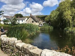 Idyllic Riverside Cottage in Dorset