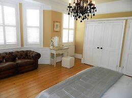 Period Home - Charming Features - 1 Mile From Hoe