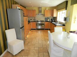 Period Home - Charming Features - 1 Mile From Hoe