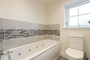 Stylish & Modern 3 Bedroom Home