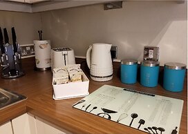 47 Chelsea House - Q-zotica City Centre Apartments: Parking, City view