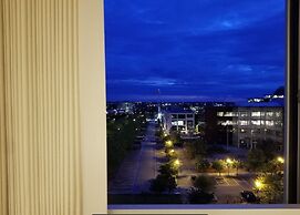 47 Chelsea House - Q-zotica City Centre Apartments: Parking, City view