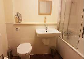 47 Chelsea House - Q-zotica City Centre Apartments: Parking, City view