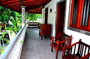 Happy Banana Hotel & Restaurant