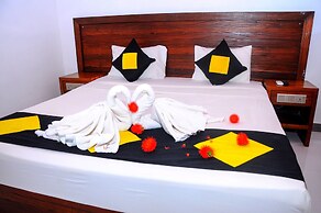 Happy Banana Hotel & Restaurant