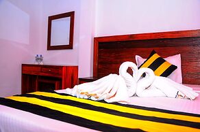 Happy Banana Hotel & Restaurant