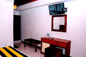 Happy Banana Hotel & Restaurant