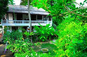 Happy Banana Hotel & Restaurant