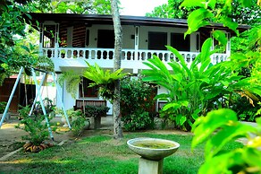 Happy Banana Hotel & Restaurant