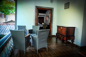 Happy Banana Hotel & Restaurant