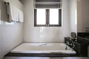 7 Bedroom Twin Villas TG48+TG25 on Beach Front Resort SDV282/288-By Sa