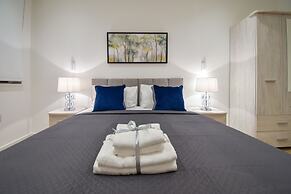 Silbury MK City Apartment With Parking