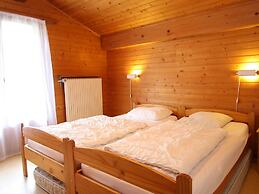 Spacious Chalet near Forest