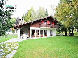 Spacious Chalet near Forest