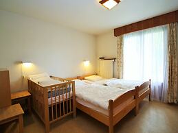 Spacious Chalet near Forest