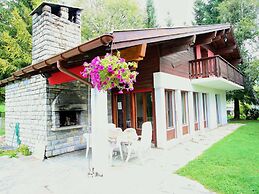 Spacious Chalet near Forest