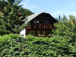 Spacious Stay Near Trails
