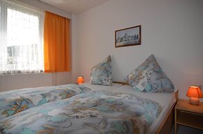 Spacious Stay Near Trails