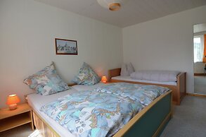 Spacious Stay Near Trails