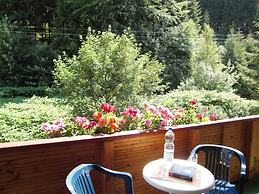 Spacious Stay Near Trails