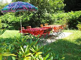 Spacious Stay Near Trails