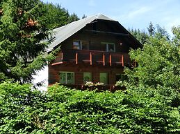 Spacious Stay Near Trails