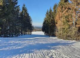 Spacious Stay Near Trails