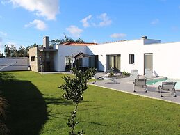 Alluring Villa in Salir de Matos near Coast