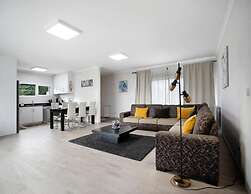 Alluring Villa in Salir de Matos near Coast