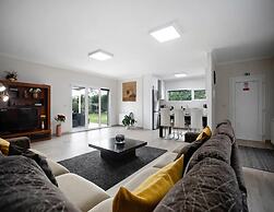 Alluring Villa in Salir de Matos near Coast