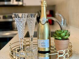 Lively Urban Condo in Old Toronto