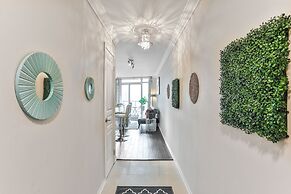 Lively Urban Condo in Old Toronto