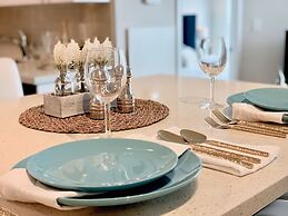 Lively Urban Condo in Old Toronto