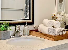 Lively Urban Condo in Old Toronto