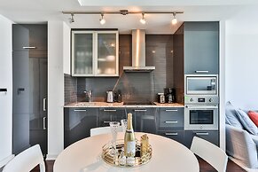 Brilliant High-Rise 2 Bed and Parking