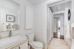 Panoramic 2 Bed CN Tower View parking