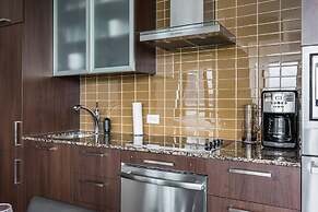 Panoramic 2 Bed CN Tower View parking