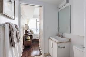 Panoramic 2 Bed CN Tower View parking