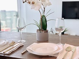 Luxury Lakeview Skyscraper by CN Tower