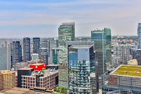 Luxury Lakeview Skyscraper by CN Tower