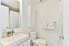 Luxury Lakeview Skyscraper by CN Tower