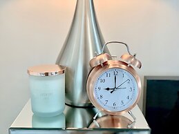 Luxury Lakeview Skyscraper by CN Tower