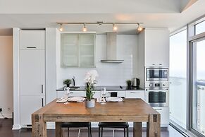 Luxury Lakeview Skyscraper by CN Tower