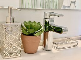 Luxury Lakeview Skyscraper by CN Tower