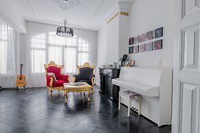 Sézane's Lodges: shared home - not hotel - in museum district