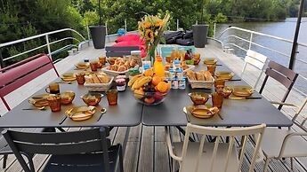 Péniche Carpe Diem La Rivière House