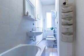 JOIVY Cozy Flat for 4 w/ Patio, Nearby Navigli