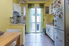 JOIVY Cozy Flat for 4 w/ Patio, Nearby Navigli