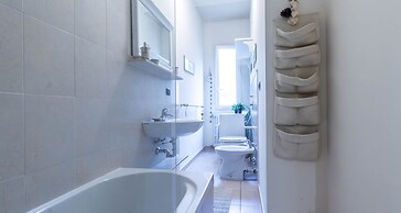 JOIVY Cozy Flat for 4 w/ Patio, Nearby Navigli