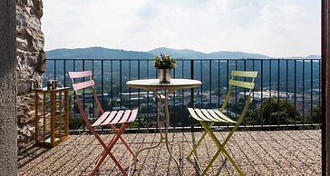 JOIVY Scenic 2BR Apt w/ Balcony & Parking